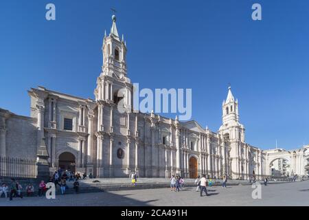 Arequipa, Peru - 24. september 2018: Kathedrale auf dem Hauptplatz Plaza de Armas in Arequipa, Peru Stockfoto