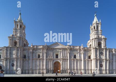 Arequipa, Peru - 24. september 2018: Kathedrale auf dem Hauptplatz Plaza de Armas in Arequipa, Peru Stockfoto