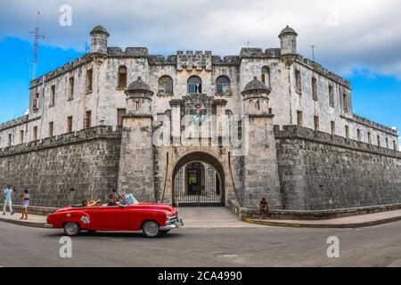 HAVANNA, KUBA - 26. DEZEMBER 2017: Touristen genießen eine Fahrt um Castillo de la Real Fuerza in einem ikonischen Automobil. Stockfoto