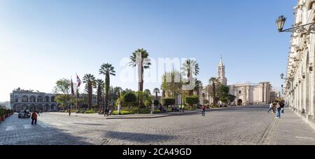 Arequipa, Peru - 24. september 2018: Kathedrale auf dem Hauptplatz Plaza de Armas in Arequipa, Peru Stockfoto