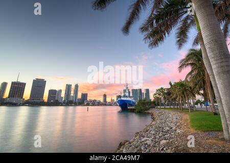 Skyline von Miami, Florida in der Biscayne Bay in der Abenddämmerung. Stockfoto