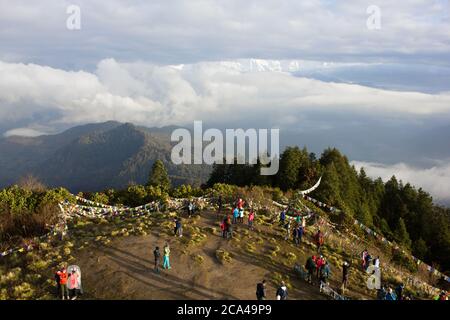 Poon Hill / Nepal - 2019: Wanderer treffen den Sonnenaufgang auf dem Poon Hill (3210 m) mit Blick auf das Annapurna-Massiv im Nepali Himalaya Stockfoto