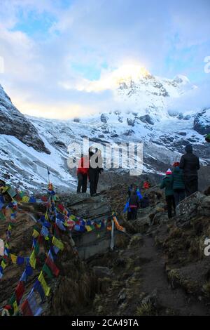 Annapurna Basislager / Nepal - November 2019: Trekker fotografieren und Selfies im Annapurna Basislager bei Sonnenaufgang Stockfoto