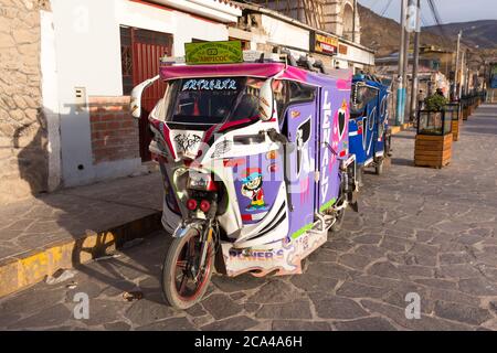 Chivay, Peru - 26. september 2018: Auto-Rikscha in Chivay, im Süden Perus Stockfoto