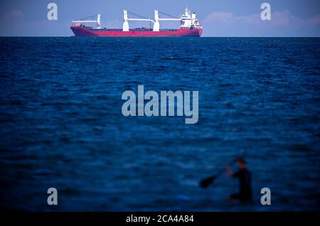 Mukran, Deutschland. Juli 2020. Ein Frachtschiff fährt auf der Ostsee vor der Insel Rügen. Quelle: Jens Büttner/dpa-Zentralbild/ZB/dpa/Alamy Live News Stockfoto