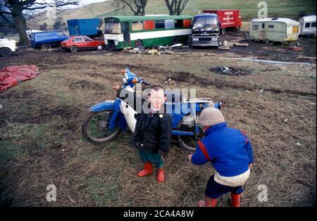 Kinder von New Age Reisenden auf temporärem Gelände; Skipton North Yorkshire UK Stockfoto