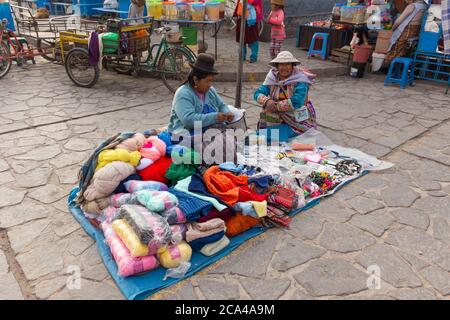 Chivay, Peru - 26. september 2018: Handgemachte Alpaka-Textilprodukte in Arequipa, Peru Stockfoto