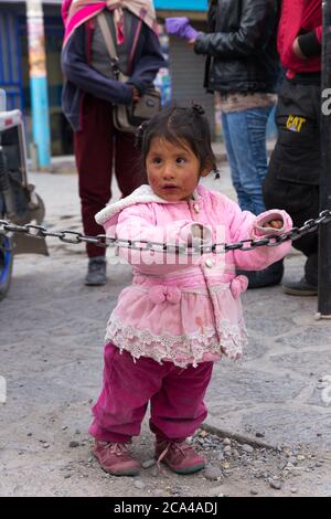 Chivay, Peru - 26. september 2018: peruanisches Kind in Chivay, Peru Stockfoto