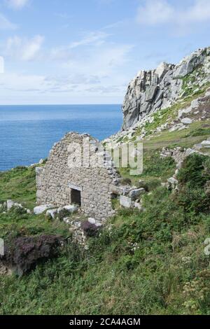 Verlassene Gebäude in Bosigran Castle Promontory Fort, Cornwall Großbritannien Stockfoto