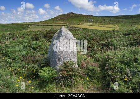 Ein kleiner stehender Stein in der Nähe von Bosigran Castle, Carn Galva Hill und Engine House im Hintergrund Stockfoto