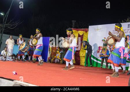 Indischer ethnischer Volkstanz während eines ethnischen Festivals in Jerusalem, Israel Stockfoto