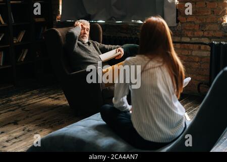 Professionelle reife Mann Psychologe Beratung weibliche Patientin bei psychologischer Verabredung. Stockfoto