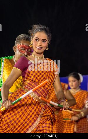 Indischer ethnischer Volkstanz während eines ethnischen Festivals in Jerusalem, Israel Stockfoto