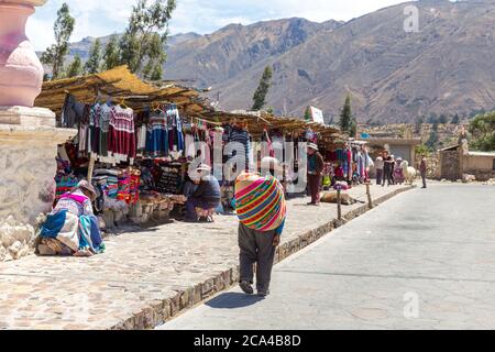 Maca, Peru - 26. september 2018: Markt für handwerkliche Produkte und handgemachte Textilien vor der Kirche Santa Ana im kleinen Dorf Maca, in der Nähe von C. Stockfoto