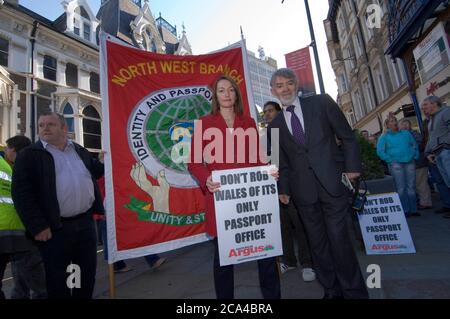 Paul Flynn, der verstorbene Labour-Abgeordnete für Newport West bei einem protestmarsch und einer Kundgebung im Zusammenhang mit der geplanten Schließung des Passportbüros. Stockfoto