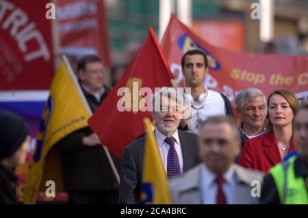 Paul Flynn, der verstorbene Labour-Abgeordnete für Newport West bei einem protestmarsch und einer Kundgebung im Zusammenhang mit der geplanten Schließung des Passportbüros. Stockfoto