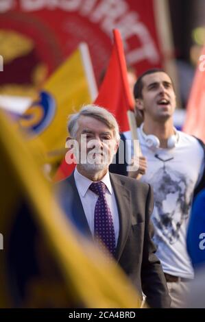 Paul Flynn, der verstorbene Labour-Abgeordnete für Newport West bei einem protestmarsch und einer Kundgebung im Zusammenhang mit der geplanten Schließung des Passportbüros. Stockfoto