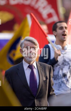 Paul Flynn, der verstorbene Labour-Abgeordnete für Newport West bei einem protestmarsch und einer Kundgebung im Zusammenhang mit der geplanten Schließung des Passportbüros. Stockfoto