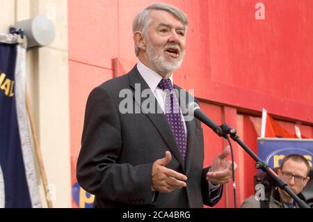 Paul Flynn, der verstorbene Labour-Abgeordnete für Newport West, sprach bei einem protestmarsch und einer Kundgebung in Bezug auf die geplante Schließung des Passportbüros. Stockfoto