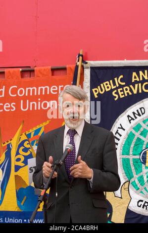 Paul Flynn, der verstorbene Labour-Abgeordnete für Newport West, sprach bei einem protestmarsch und einer Kundgebung in Bezug auf die geplante Schließung des Passportbüros. Stockfoto