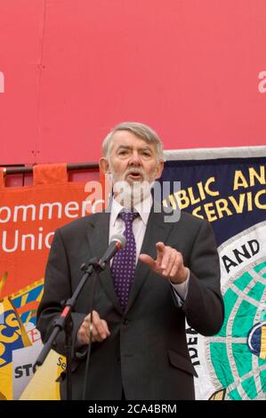 Paul Flynn, der verstorbene Labour-Abgeordnete für Newport West, sprach bei einem protestmarsch und einer Kundgebung in Bezug auf die geplante Schließung des Passportbüros. Stockfoto