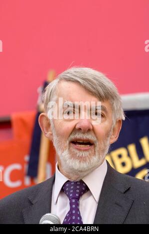 Paul Flynn, der verstorbene Labour-Abgeordnete für Newport West, sprach bei einem protestmarsch und einer Kundgebung in Bezug auf die geplante Schließung des Passportbüros. Stockfoto