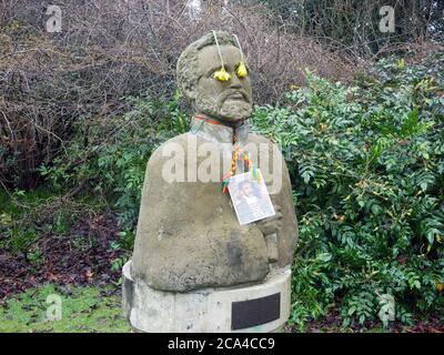 Statue von Haile Selassie im Cannizaro Park, mit Daffodils Co Ring seine Augen, Wimbledon, London SW19. Stockfoto