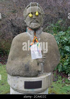 Statue von Haile Selassie im Cannizaro Park, mit Daffodils Co Ring seine Augen, Wimbledon, London SW19. Stockfoto