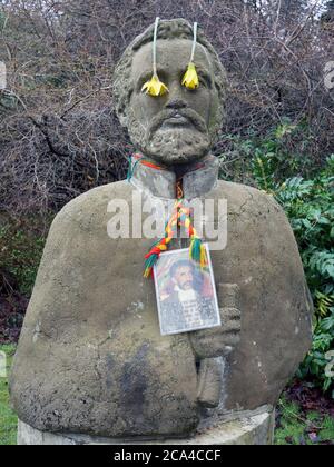 Statue von Haile Selassie im Cannizaro Park, mit Daffodils Co Ring seine Augen, Wimbledon, London SW19. Stockfoto