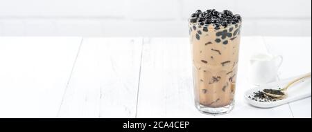 Bubble Milch Tee mit Tapioka Perle Belag, berühmte taiwanesische Getränk auf weißem Holztisch Hintergrund in Trinkglas, Nahaufnahme, kopieren Raum Stockfoto
