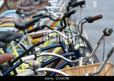 Fahrrad draußen nass vom Regen Lenkrad, Nahaufnahme. Stockfoto