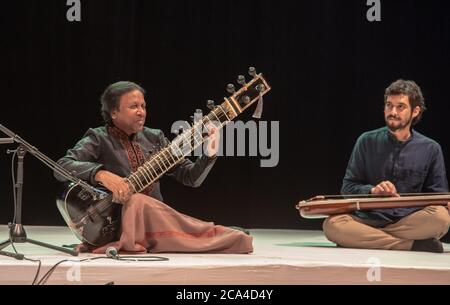 Indische ethnische Volksmusik während eines ethnischen Festivals in Jerusalem, Israel Stockfoto