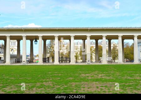 Linie der Säulen mit im Korridor Stockfoto