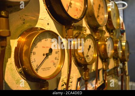 Messingmeter auf einem Schiff Stockfoto