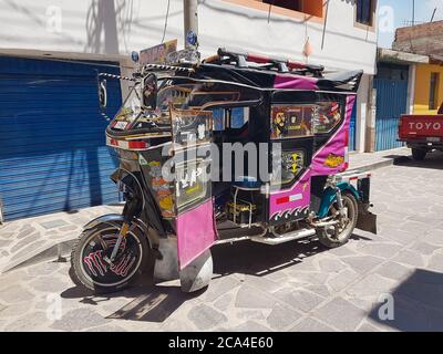 Chivay, Peru - 26. september 2018: Auto-Rikscha in Chivay, im Süden Perus Stockfoto