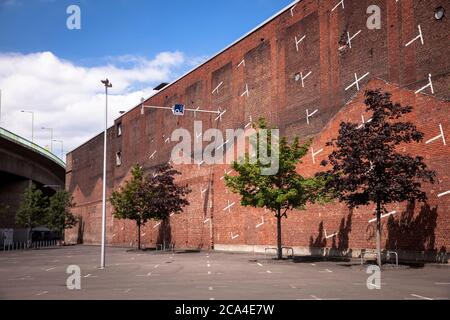 Bemalter vertikaler Parkplatz des Kölner Architekturprojekts auf einer Ziegelmauer in der Nähe der Messe in Deutz, Köln, Deutschland. Aufgemalter vertikal Stockfoto