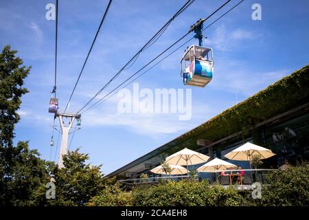 Seilbahn über den Rhein, führt vom Zoo zum Rhein Park im Stadtteil Deutz, Köln, Deutschland.Die Seilbahn über den Rhein, sie Stockfoto