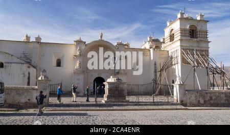 Chivay, Peru - 26. september 2018: Katholische Kirche an der Plaza de Armas in Chivay, Peru. Chivay ist die Hauptstadt der Provinz Caylloma. Stockfoto