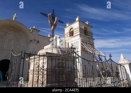 Chivay, Peru - 26. september 2018: Katholische Kirche an der Plaza de Armas in Chivay, Peru. Chivay ist die Hauptstadt der Provinz Caylloma. Stockfoto