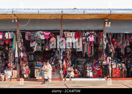 Puno, Peru - 27. september 2018: Frau, die in Puno, Peru, einen Geschenkladen mit handgefertigten Alpaka-Textilprodukten betreibt Stockfoto