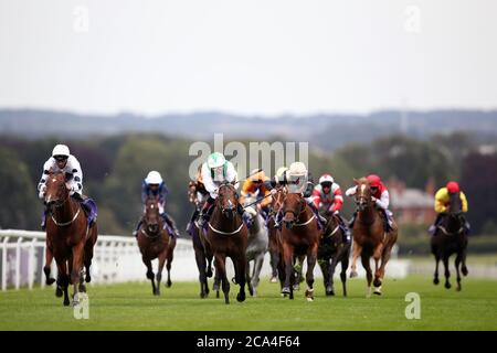 Noorban wird von Jockey Daniel Tudhope (links) auf dem Weg zum Gewinn der Tickton Maiden Auction Stakes auf der Beverley Racecourse, East Riding of Yorkshire, geritten. Stockfoto