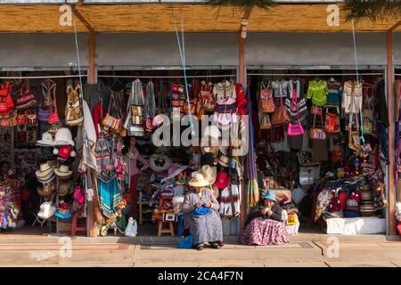 Puno, Peru - 27. september 2018: Frau, die in Puno, Peru, einen Geschenkladen mit handgefertigten Alpaka-Textilprodukten betreibt Stockfoto