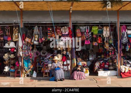 Puno, Peru - 27. september 2018: Frau, die in Puno, Peru, einen Geschenkladen mit handgefertigten Alpaka-Textilprodukten betreibt Stockfoto