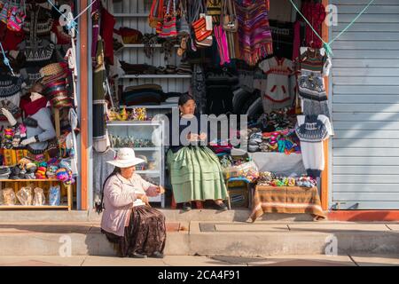 Puno, Peru - 27. september 2018: Frau, die in Puno, Peru, einen Geschenkladen mit handgefertigten Alpaka-Textilprodukten betreibt Stockfoto