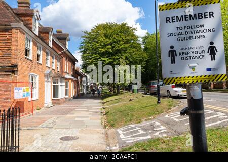 Zeichen Denken Sie daran, soziale Distanzierungsrichtlinien zu befolgen, helfen, Leben zu retten, halten Sie Ihre Distanz, Coronavirus Beratung, tenterden High Street, kent, großbritannien Stockfoto