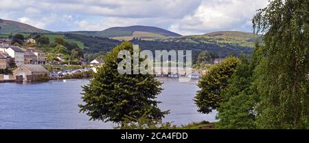Das moderne Killaloe, einst die Hochburg von Brian, Sohn von Kennedy, hoher König von Irland von 1002 bis 1014. Killaloe Bridge hat 13 Bögen. Stockfoto
