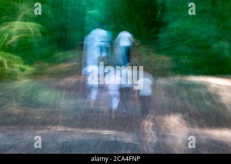 Abstrakte Aufnahme von Menschen zu Fuß, Traumbild, bewegte Kamera, im Freien Stockfoto