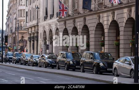 Piccadilly, London, Großbritannien. August 2020. Moderater Verkehr, der an einer Ampel vor dem Ritz in Londons Piccadilly ansteht, an einem sonnigen Tag, obwohl immer noch viel weniger Fußgänger als vor der Coronavirus-Pandemie. Quelle: Malcolm Park/Alamy Live News Stockfoto