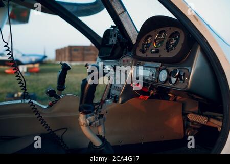 Blick auf das Cockpit von einem kleinen privaten Einzelmotorflugzeug Stockfoto