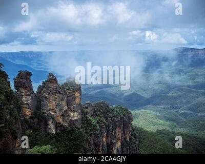 Beliebtes Touristenziel in den Blue Mountains, den Three Sisters und dem Jamison Valley, Katoomba, New South Wales, Australien Stockfoto